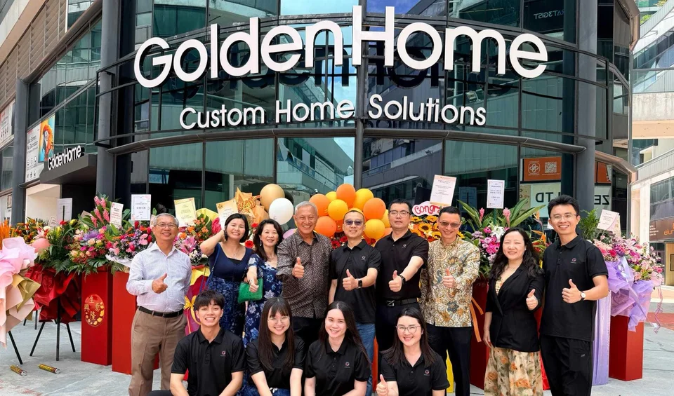 Đội ngũ GoldenHome trong ngày khai trương một showroom ở nước ngoài